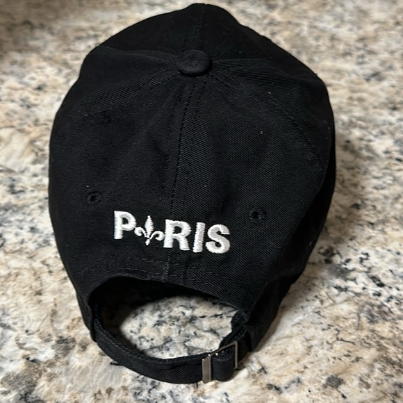 PSG Paris Saint-Germain Essential Crest Cap - Black - Picture 2 of 8